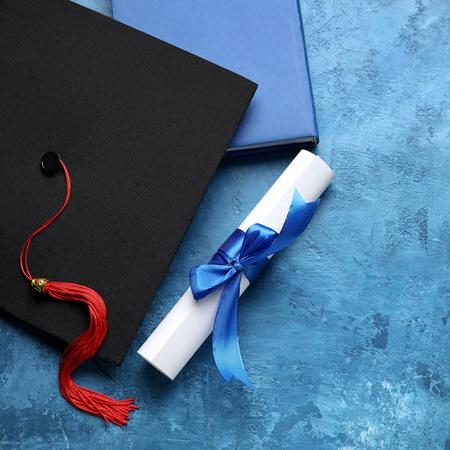 毕业帽和毕业证书照片